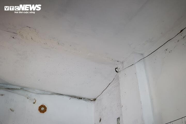 Căn hộ của gia đình bà Lợi rộng khoảng 30 m², hiện có 5 người sinh sống; mới được sửa chữa cách đây 2 tháng với chi phí hơn 20 triệu đồng.