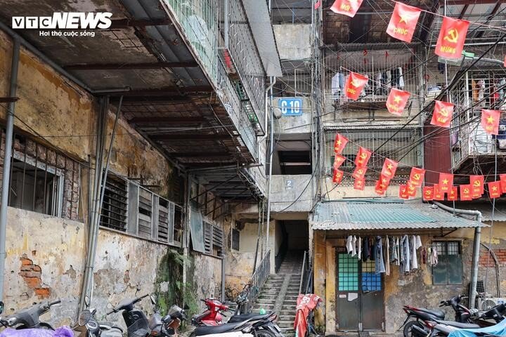 Hà Nội đặt mục tiêu đến năm 2030 hoàn thành cải tạo khoảng 20.000 căn hộ tập thể cũ thuộc diện phải phá dỡ. Trong giai đoạn 5 năm tiếp theo, toàn bộ 2.160 tòa chung cư cũ trên địa bàn sẽ được chỉnh trang, tái thiết đô thị.