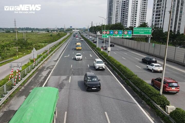Đầu giờ chiều cùng ngày, đoạn cuối cao tốc Pháp Vân - Cầu Giẽ không còn cảnh phương tiện nối dài như ngày 2/5. Mặt đường thông thoáng, các xe di chuyển ổn định, không xảy ra ùn tắc kéo dài.
