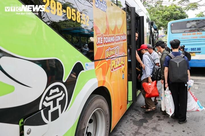 Nhiều hành khách mang theo hành lý, tập trung trở lại sau kỳ nghỉ. Các xe khách liên tục xuất bến, trả khách, khiến không khí tại bến xe duy trì nhộn nhịp trong nhiều giờ.