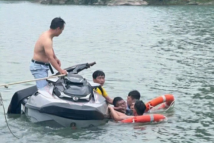 Anh Tuấn cùng lực lượng cứu hộ tìm được nam vận động viên gặp nạn sau gần 7 phút chìm dưới hồ.