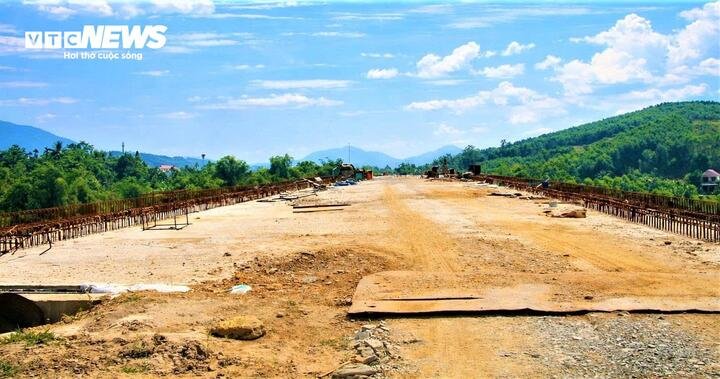 Ghi nhận tại công trình cầu Tân Bình cho thấy, nhà thầu đã triển khai thi công một số hạng mục thuộc phần kết cấu trụ cầu và thành cầu, tuy nhiên tiến độ thi công rất ì ạch.