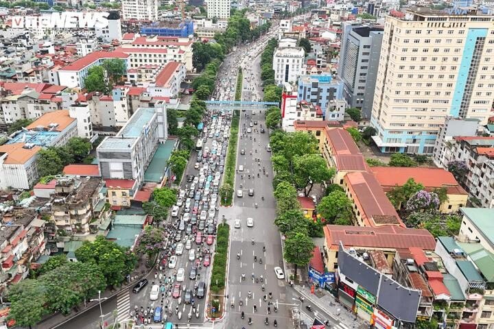 Lúc 7h30, đường Nguyễn Chí Thanh ken đặc xe, xuất hiện tình trạng ách tắc nhẹ.