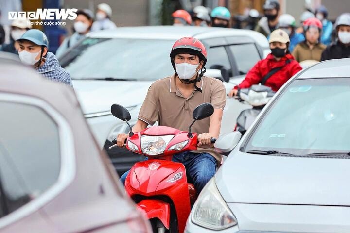 “Tôi đã đi làm sớm hơn thường lệ khoảng 30 phút, tuy nhiên lưu lượng phương tiện trên các tuyến đường đều tăng cao nên khó tránh khỏi tình trạng ùn tắc”, anh Hoàng cho biết.