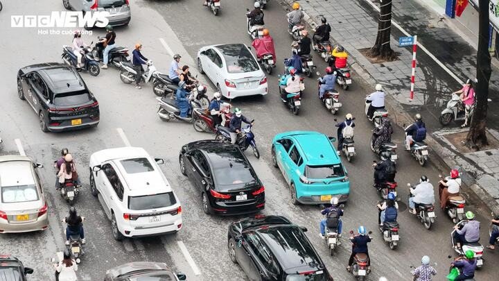 Nhiều tài xế lấn làn, đi ngược chiều, tiềm ẩn nguy cơ gây tai nạn và ùn tắc.