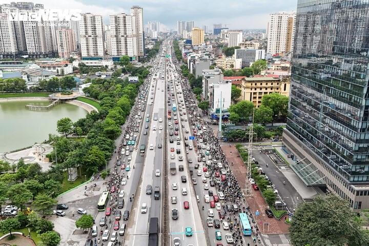 Khu vực đường Vành đai 3, cả hai chiều đều xảy ra tình trạng ùn tắc, làn đường trên cao ùn ứ nhẹ.