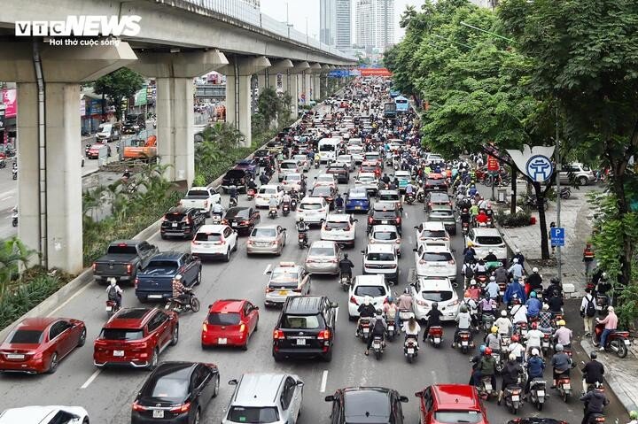 Trên đường Nguyễn Trãi, dòng phương tiện từ nhiều ngõ ngách đổ ra cùng lúc khiến tuyến đường ùn tắc kéo dài hàng km.