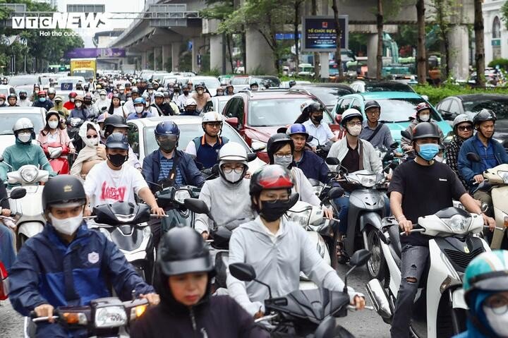 Ô tô dàn hàng 5, xe máy leo vỉa hè ngày đầu đi làm sau nghỉ lễ - 11