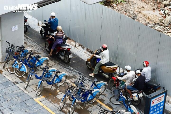 Ô tô dàn hàng 5, xe máy leo vỉa hè ngày đầu đi làm sau nghỉ lễ - 14