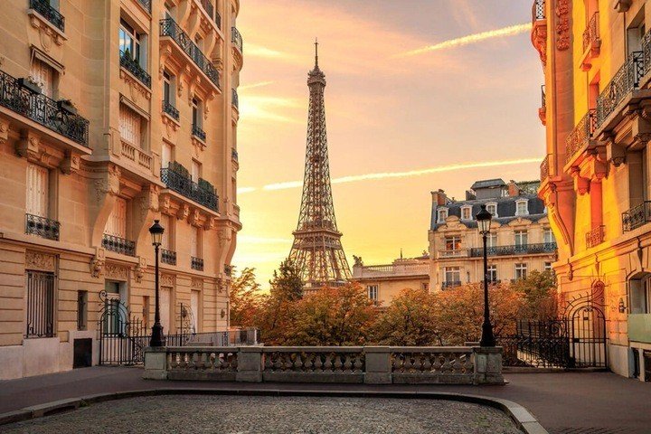 Tháp Eiffel bị cho là không hài hòa với các tòa nhà có kiến trúc hoài cổ ở Paris. (Ảnh: 10BEST)