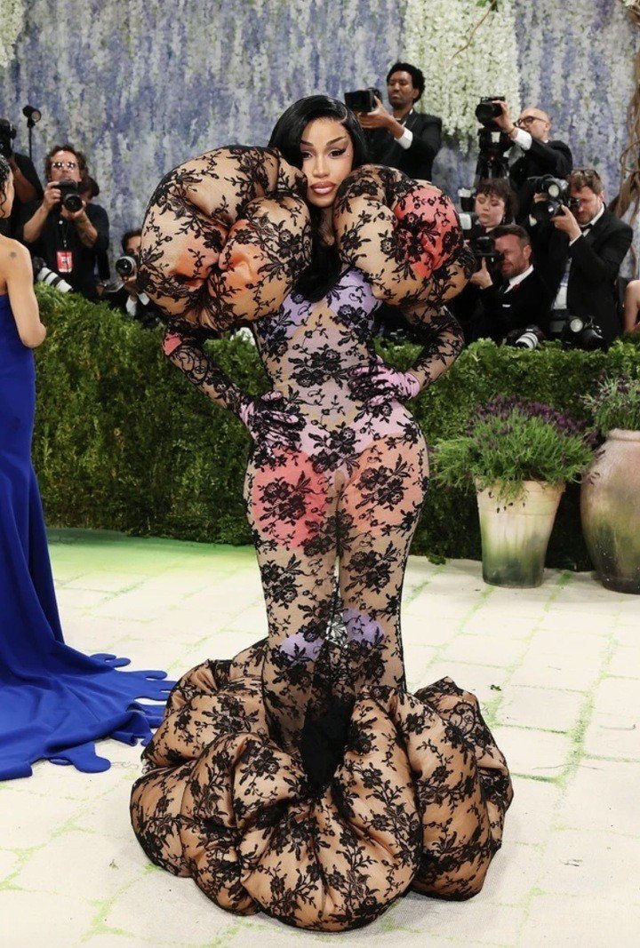 Rapper Cardi B với chiếc váy độc đáo từ Marc Jacobs khiến thảm xanh Met Gala 2026 thêm phần màu sắc và vui nhộn.
