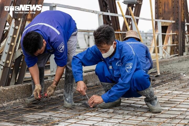 Diện mạo mới của cầu Long Biên sau hơn một tháng cấm xe sửa chữa - 9
