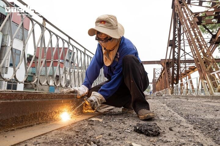 Hệ thống máng thoát nước bằng thép cũng đang được thay thế, góp phần đảm bảo khả năng tiêu thoát nước và kéo dài tuổi thọ công trình.