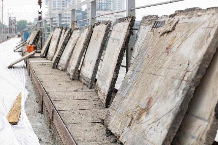 Lối đi bộ và hệ thống lan can hai bên cầu đang được cải tạo, khắc phục tình trạng xuống cấp, góp phần bảo đảm an toàn cho người tham gia giao thông.