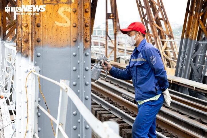 Công nhân thi công sơn mới hệ thống lan can cầu Long Biên, đây là một trong những hạng mục quan trọng của đợt sửa chữa này.