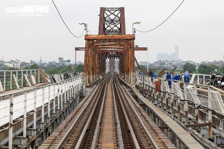 Ông Nguyễn Thanh Phương, Phó Giám đốc Công ty Cổ phần Đường sắt Hà Hải cho biết, đơn vị đã hoàn thành khoảng 70% tổng khối lượng thi công, trong đó hạng mục đổ bê tông mặt cầu đạt hơn 60%. Với tiến độ hiện tại, dự kiến đến ngày 27/5, công trình sẽ được thông xe, đáp ứng nhu cầu đi lại của người dân.