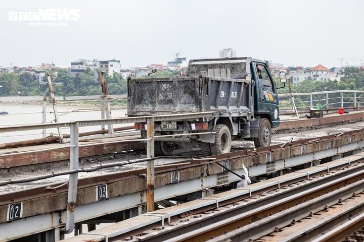 Theo đại diện nhà thầu, khó khăn lớn nhất là mặt bằng thi công trên cầu Long Biên chật hẹp, các phương tiện cơ giới cỡ lớn không thể tiếp cận. Để khắc phục, đơn vị tổ chức 4 mũi thi công, chia nhỏ lực lượng, triển khai theo từng tốp để thực hiện đổ bê tông toàn bộ mặt cầu. Trong suốt kỳ nghỉ lễ Giỗ Tổ và 30/4 - 1/5, công trường vẫn duy trì thi công 3 ca liên tục nhằm đảm bảo tiến độ theo giấy phép của Sở Xây dựng Hà Nội.