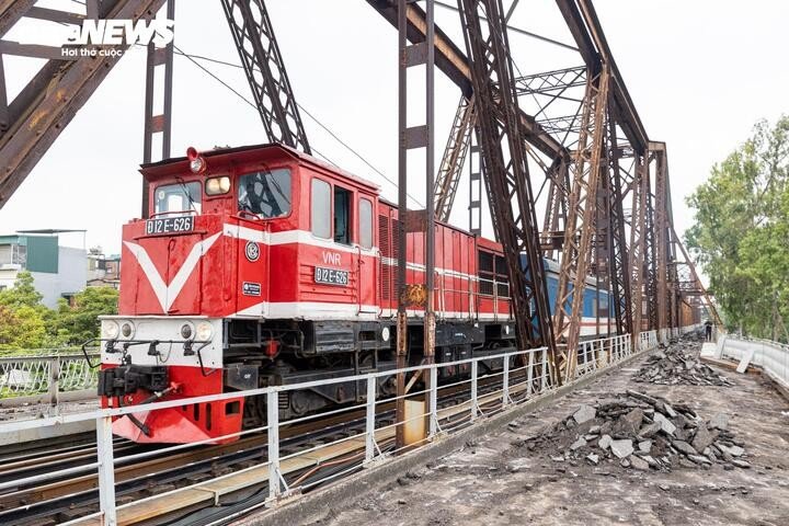 Về phương án kỹ thuật, các hạng mục đang được triển khai gồm thay thế lan can, tấm đan lề bộ hành và đổ lại bê tông mặt cầu. Đến nay, phần lan can cơ bản hoàn thành, các hạng mục còn lại bám sát tiến độ đề ra. Đại diện đơn vị thi công cho biết, cầu Long Biên có tuổi đời 124 năm, mang giá trị lịch sử đặc biệt, vì vậy quá trình thi công luôn được kiểm soát chặt chẽ nhằm đảm bảo yêu cầu bảo tồn nguyên trạng.