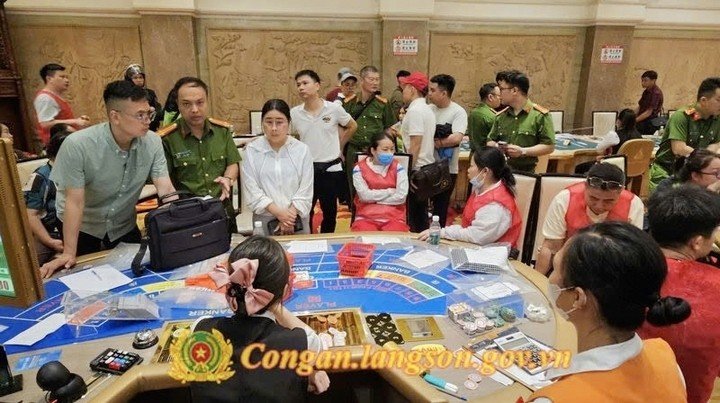 Các đối tượng tham gia đánh bạc. (Ảnh: Công an Lạng Sơn)