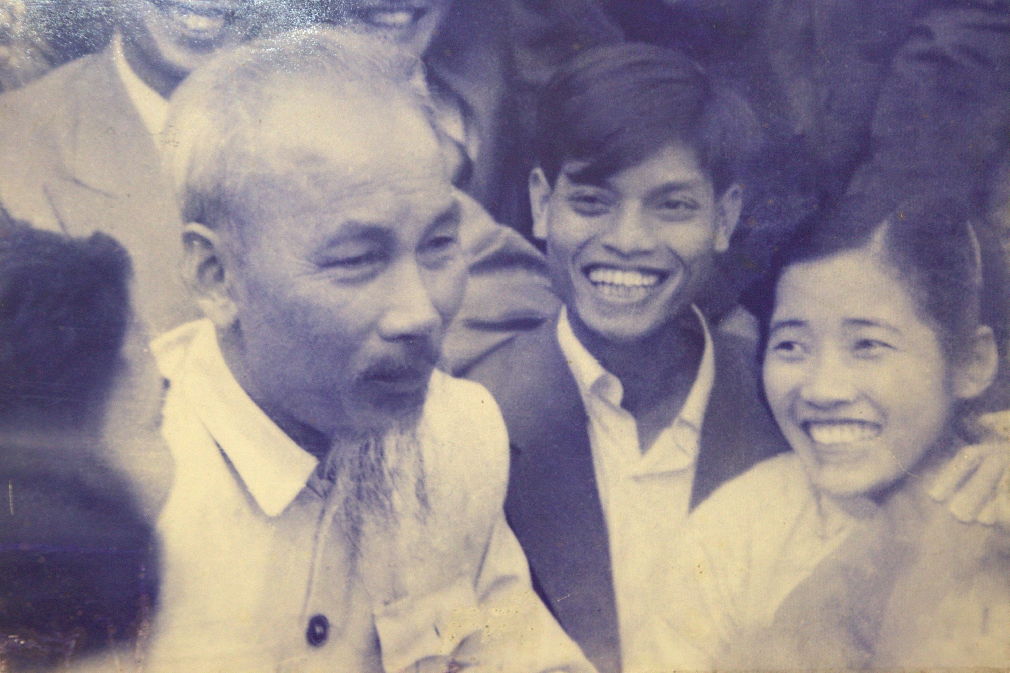 Bác Hồ cùng các đại biểu sinh viên Việt Nam trong Festival Sinh viên quốc tế, lần thứ VI, 1957. Nhạc sĩ Doãn Nho mặc áo vest đen, ngồi bên trái Bác Hồ. (Ảnh: Gia đình cung cấp)