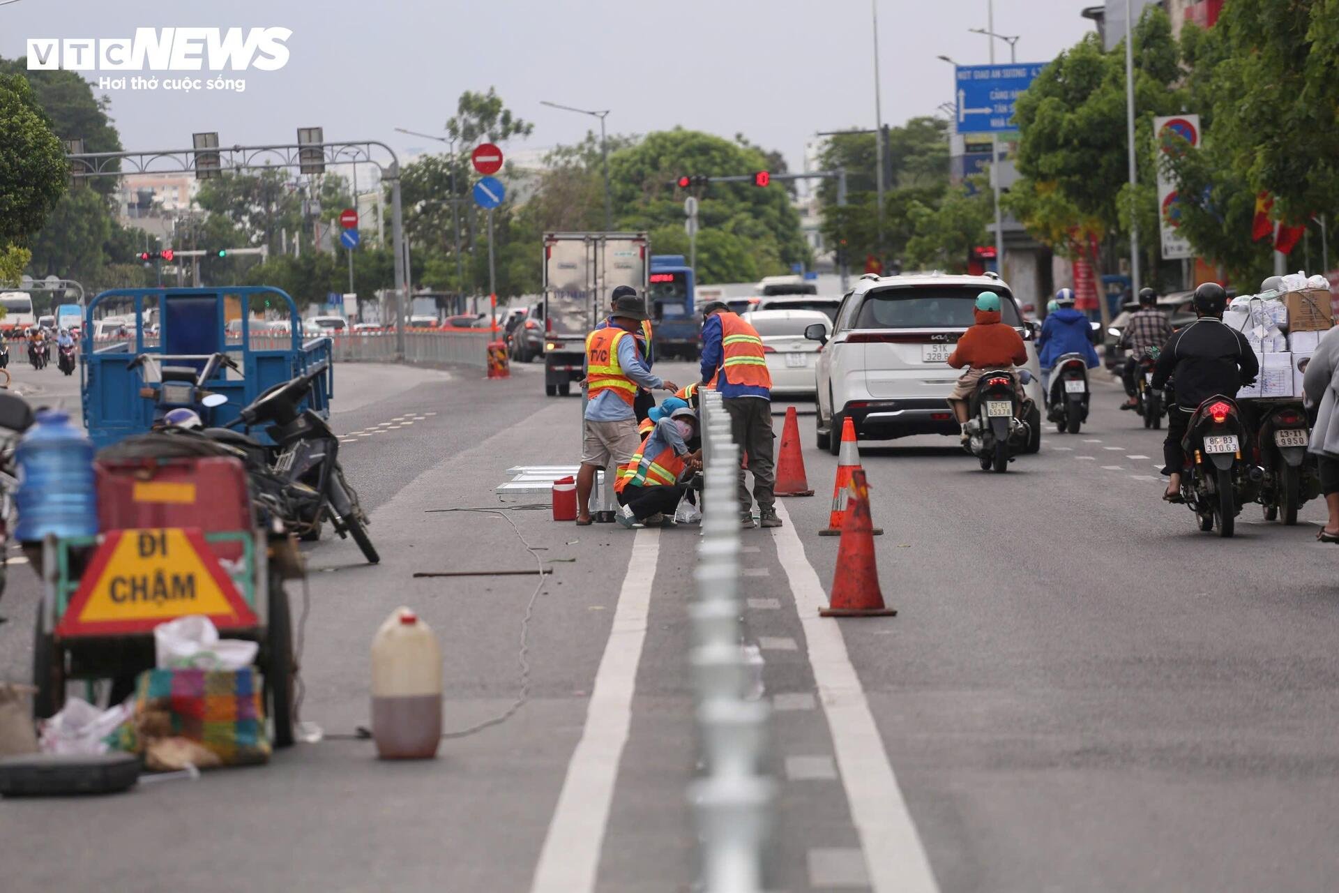 'Điểm đen' ùn tắc thông thoáng sau dỡ dải phân cách, tổ chức làn đảo chiều - 2