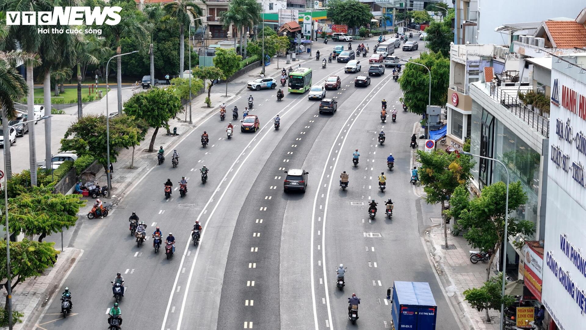 'Điểm đen' ùn tắc thông thoáng sau dỡ dải phân cách, tổ chức làn đảo chiều - 6
