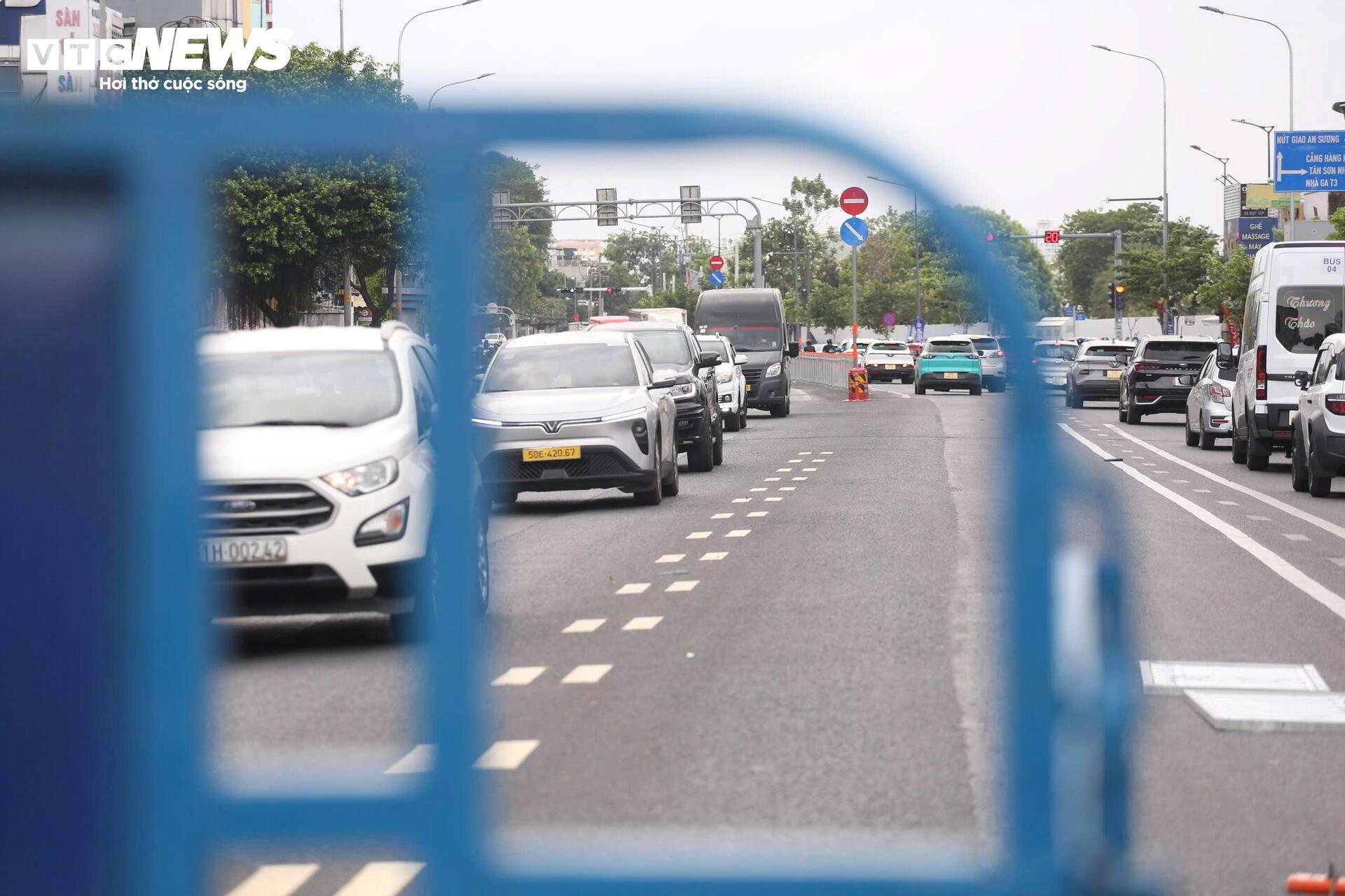 'Điểm đen' ùn tắc thông thoáng sau dỡ dải phân cách, tổ chức làn đảo chiều - 8