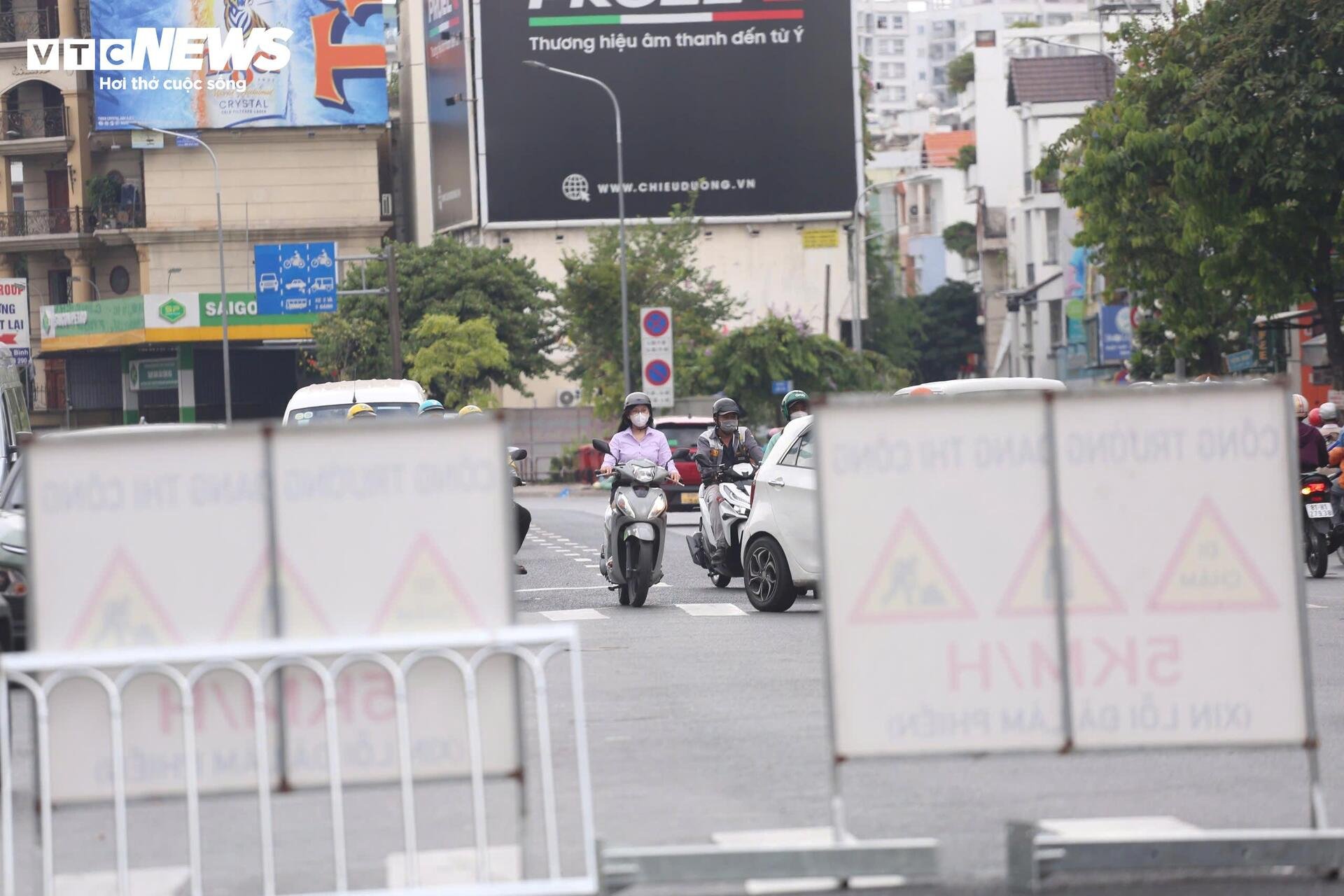 'Điểm đen' ùn tắc thông thoáng sau dỡ dải phân cách, tổ chức làn đảo chiều - 9