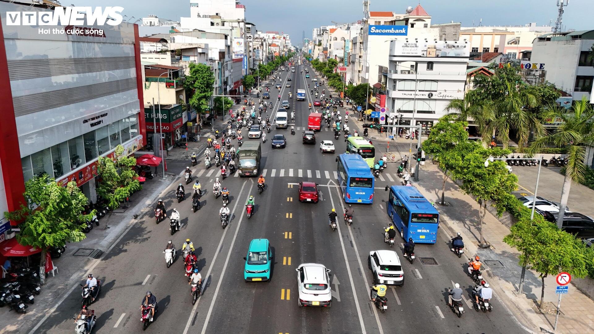 'Điểm đen' ùn tắc thông thoáng sau dỡ dải phân cách, tổ chức làn đảo chiều - 11