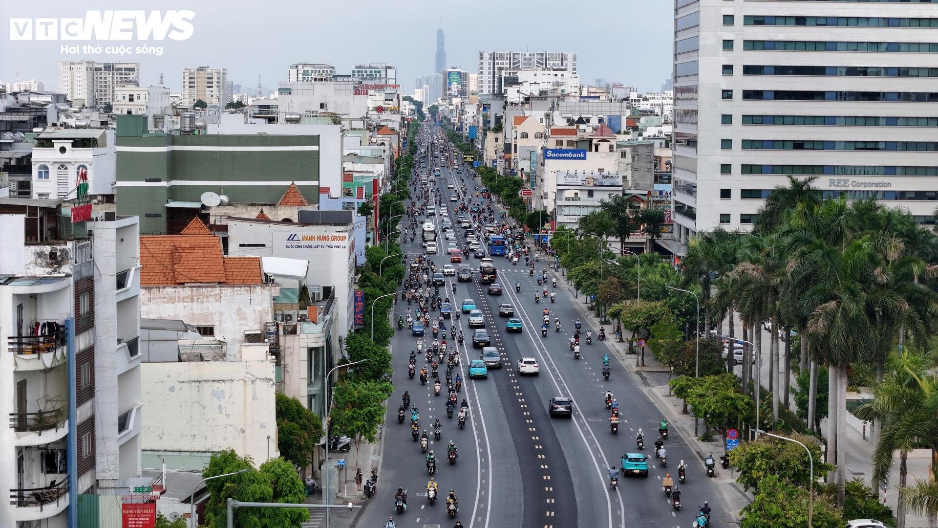 'Điểm đen' ùn tắc thông thoáng sau dỡ dải phân cách, tổ chức làn đảo chiều - 12