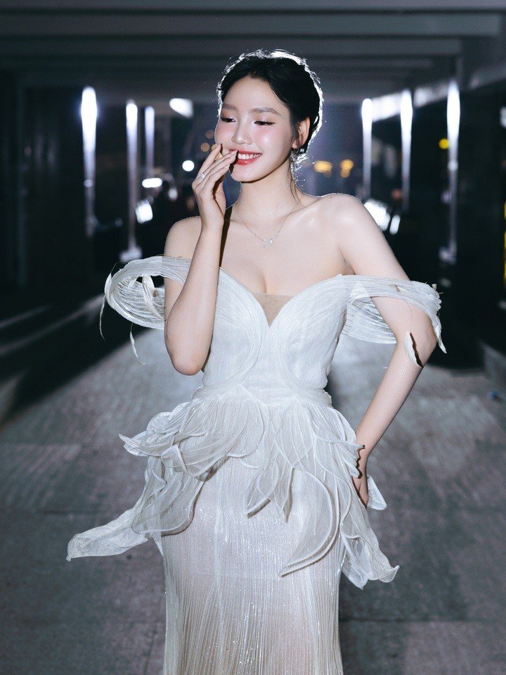 Ngoài diễn xuất, Đoàn Minh Anh vẫn hoạt động trong lĩnh vực người mẫu với chiều cao nổi bật 1,75m. Cô cũng thường xuyên tham gia các sự kiện giải trí, sự kiện quảng bá của nhãn hàng.