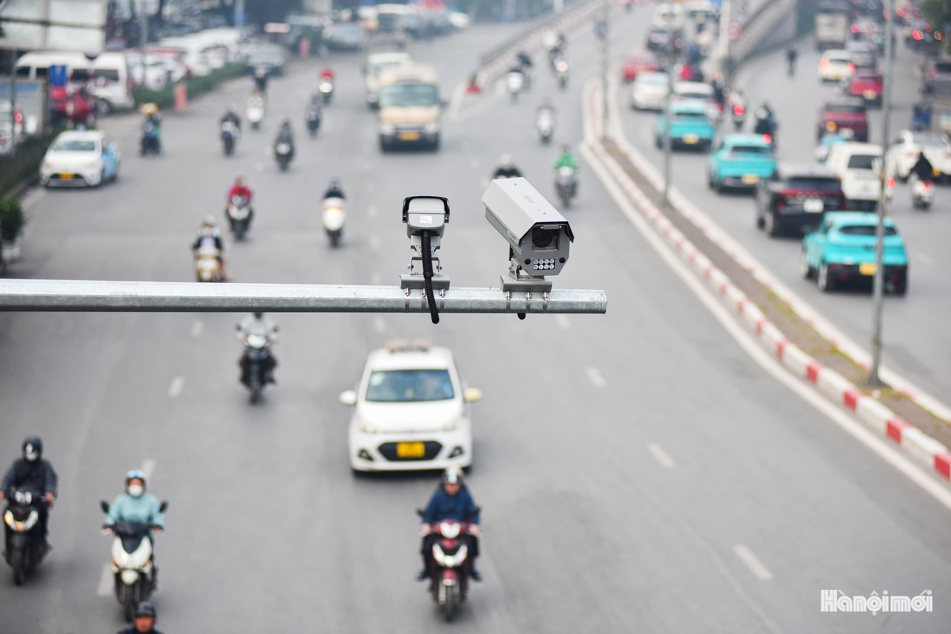 Hệ thống camera AI được lắp đặt tại hàng loạt nút giao thông trọng điểm, ghi nhận vi phạm và đo đếm lưu lượng giao thông. Ảnh: Phan Anh