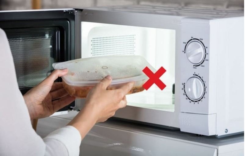 Thói quen ăn đồ nóng trong hộp nhựa nguy hiểm hơn bạn nghĩ