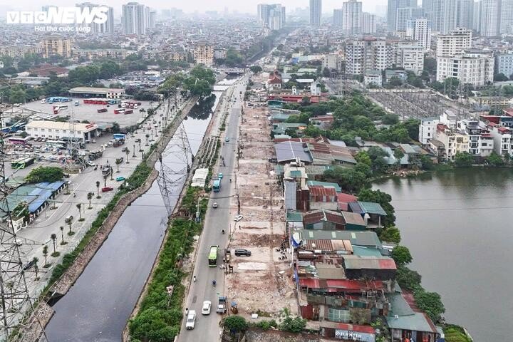 Dọc tuyến đường, hàng loạt nhà dân, cửa hàng nằm trong phạm vi giải phóng mặt bằng đã được tháo dỡ, tạo mặt bằng rộng lớn sau nhiều năm “án binh bất động”.