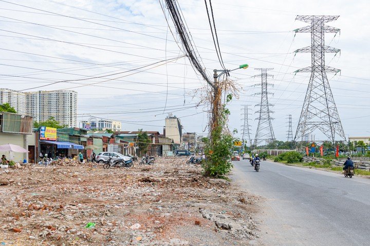 Dự án mở rộng đường Tam Trinh có chiều dài khoảng 3,5km, từ nút giao Minh Khai (Vành đai 2) đến Vành đai 3, đi qua địa bàn các phường Hoàng Mai, Tương Mai và Vĩnh Tuy. Theo quy hoạch, dự án cần thu hồi hơn 60.000 m² đất, ảnh hưởng khoảng 1.600 hộ dân và gần 20 tổ chức, với tổng mức đầu tư hơn 3.300 tỷ đồng.