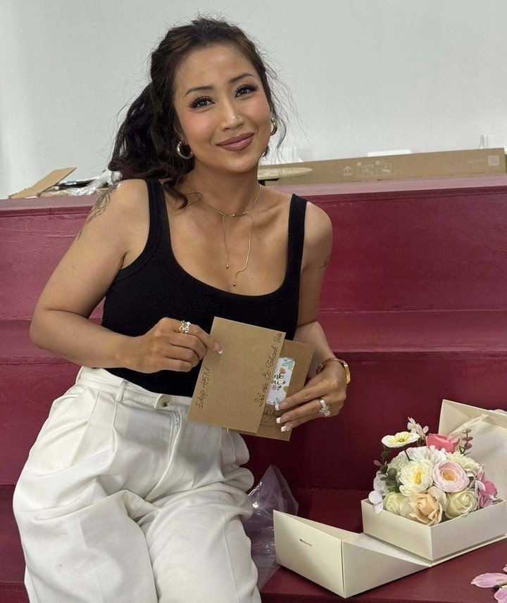 Nữ diễn viên cho biết, sự thay đổi này nhằm phục vụ vai diễn nàng dâu Việt kiều có tính cách phóng khoáng trong phim. Bên cạnh đó, Ốc Thanh Vân cũng cho biết cô nhuộm da tạm thời bằng mỹ phẩm. Quá trình nhuộm da khi ghi hình phim cũng để lại cho cô nhiều kỷ niệm đáng nhớ.