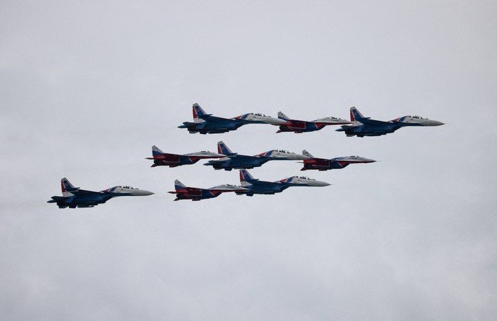 Các tiêm kích MiG-29 của đội bay biểu diễn Strizhi (Chim én) và tiêm kích Su-30SM của đội bay biểu diễn Russkiye Vityazi (Hiệp sĩ Nga) bay theo đội hình trong màn trình diễn trên không. (Ảnh: Reuters/Marina Lystseva)