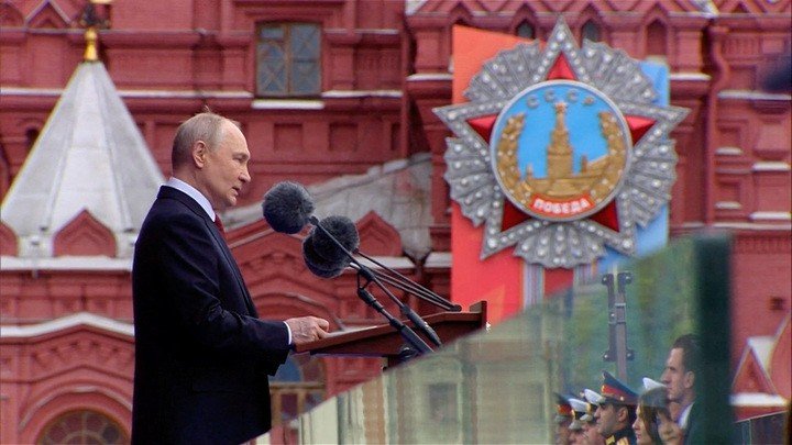 Phát biểu tại lễ duyệt binh, Tổng thống Putin ca ngợi các binh sĩ Nga đang tham chiến tại Ukraine và khẳng định chiến thắng sẽ luôn thuộc về Moskva.