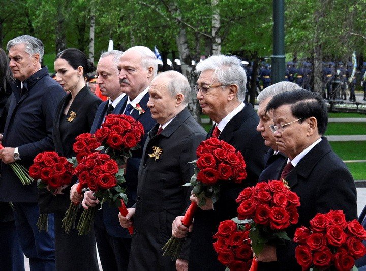 Sau lễ duyệt binh, Tổng thống Putin cùng các lãnh đạo nước ngoài đặt hoa tại Đài tưởng niệm Chiến sĩ vô danh ở Vườn Alexander.