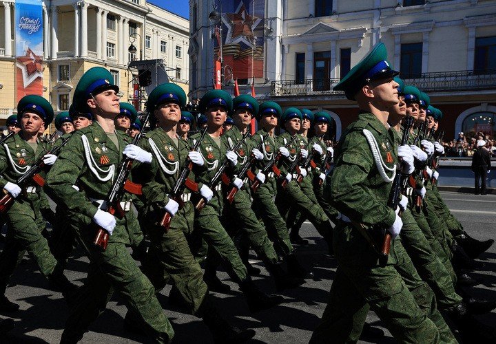 Lễ duyệt binh diễn ra trong bối cảnh chiến sự Nga - Ukraine vẫn căng thẳng. Moskva trước đó tuyên bố đơn phương ngừng bắn trong hai ngày 8-9/5, trong khi Tổng thống Ukraine Volodymyr Zelensky công bố một lệnh ngừng bắn khác dự kiến bắt đầu từ ngày 6/5. Tuy nhiên, các thỏa thuận nhanh chóng đổ vỡ khi hai bên liên tục cáo buộc nhau tiếp tục tấn công.