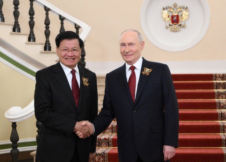 Tổng thống Nga Vladimir Putin chào đón Tổng Bí thư, Chủ tịch nước Lào Thongloun Sisoulith trước lễ duyệt binh Ngày Chiến thắng, kỷ niệm 81 năm chiến thắng phát xít Đức trong Thế chiến II, tại Điện Kremlin ở Moskva, Nga, ngày 9/5/2026. (Ảnh: Sputnik/Grigory Sysoev/Pool qua Reuters)
