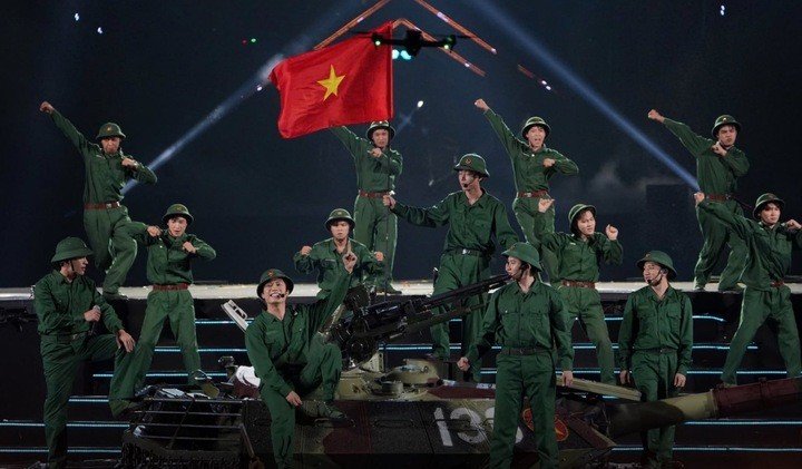 Xe tăng T-54B xuất hiện trong đêm nhạc 20.000 khán giả tại Mỹ Đình - 2