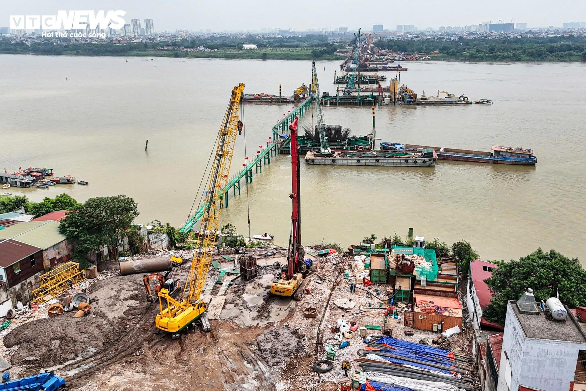 Tấp nập thi công cầu vượt sông Hồng gần 16.000 tỷ đồng - 2