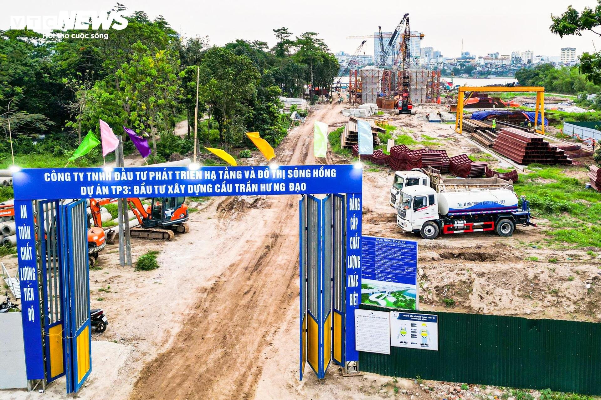 Tấp nập thi công cầu vượt sông Hồng gần 16.000 tỷ đồng - 3
