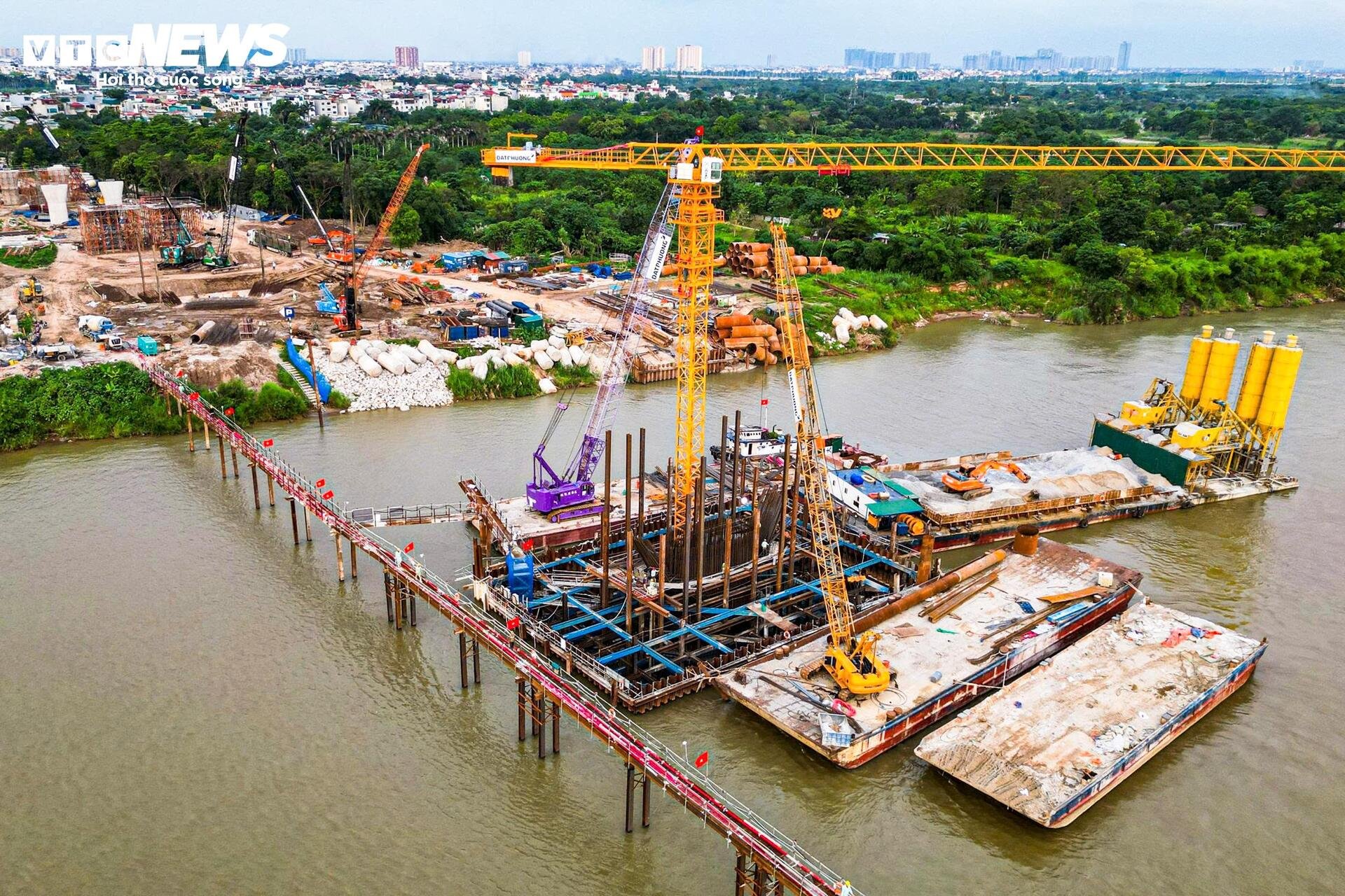 Tấp nập thi công cầu vượt sông Hồng gần 16.000 tỷ đồng - 5