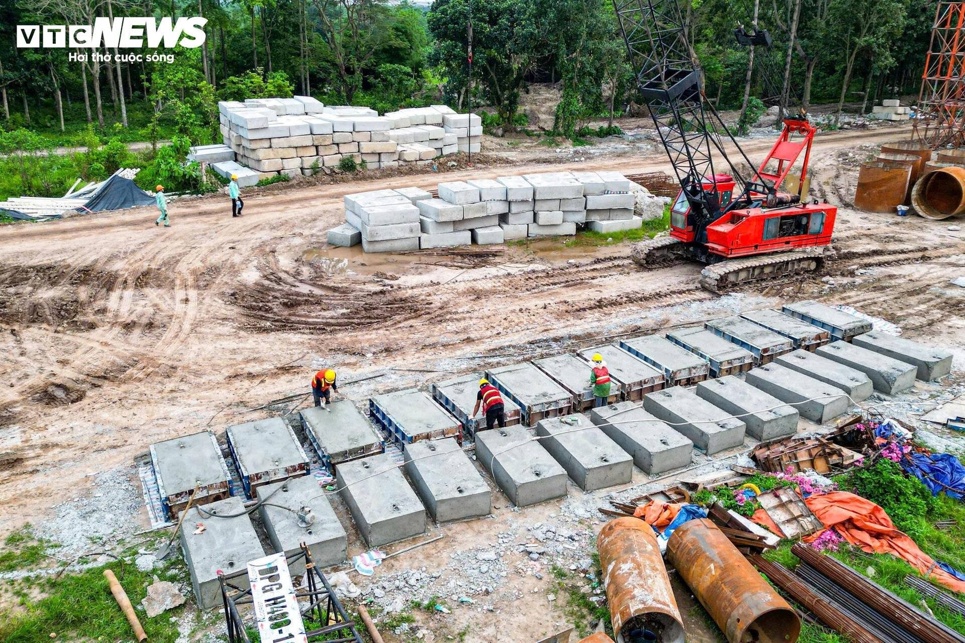 Tấp nập thi công cầu vượt sông Hồng gần 16.000 tỷ đồng - 7