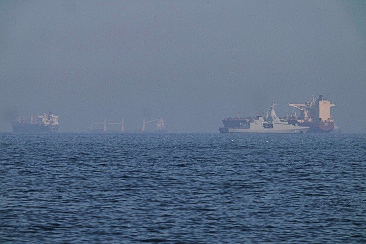 Các tàu hàng ở eo biển Hormuz (Ảnh: AP)