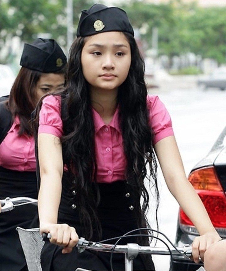 Thời mới vào nghề, nữ diễn viên có ngoại hình mộc mạc, làn da ngăm đen và có phần mũm mĩm.