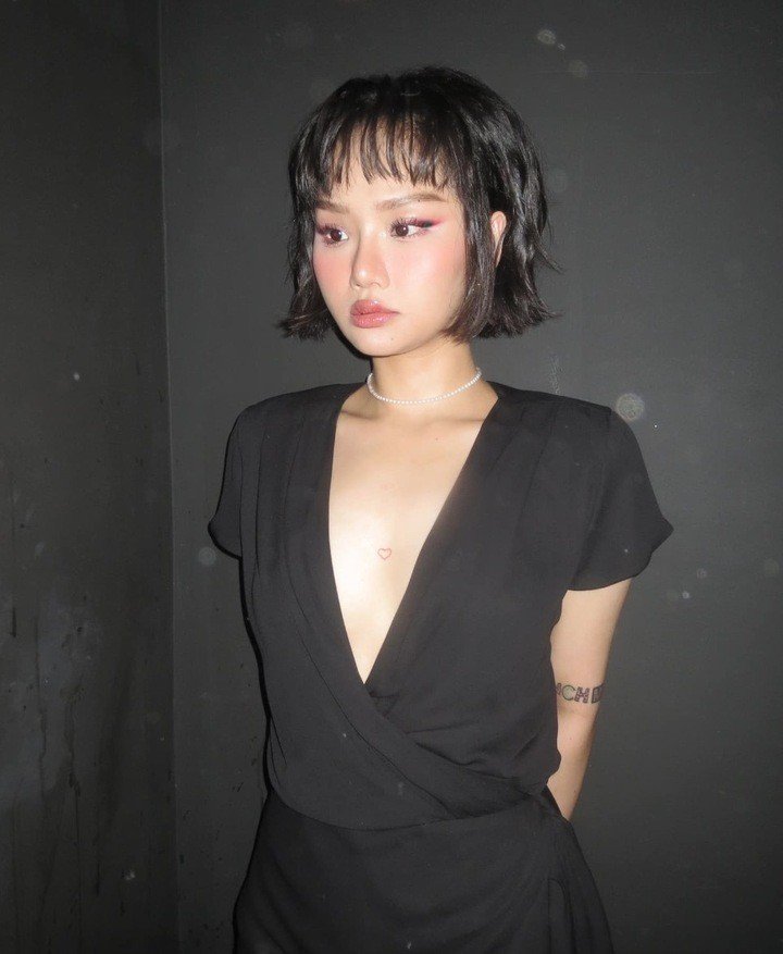 Trước những bàn tán, Miu Lê thẳng thắn cho biết làn da hiện tại là kết quả của việc vận động ngoài trời như chạy bộ, tập gym, bơi lội... Với cô, đây là vẻ đẹp tự nhiên và phù hợp với cảm xúc ở thời điểm này.