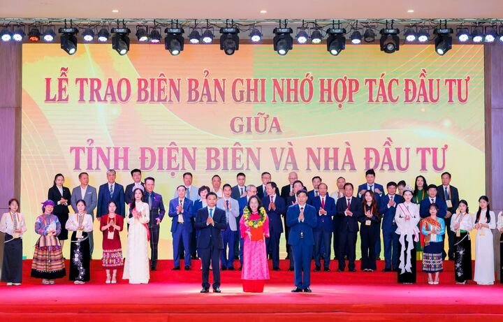 Đại diện Công ty Cổ phần Năng lượng VinEnergo nhận biên bản ghi nhớ hợp tác đầu tư tại Hội nghị Xúc tiến Đầu tư tỉnh Điện Biên năm 2026.